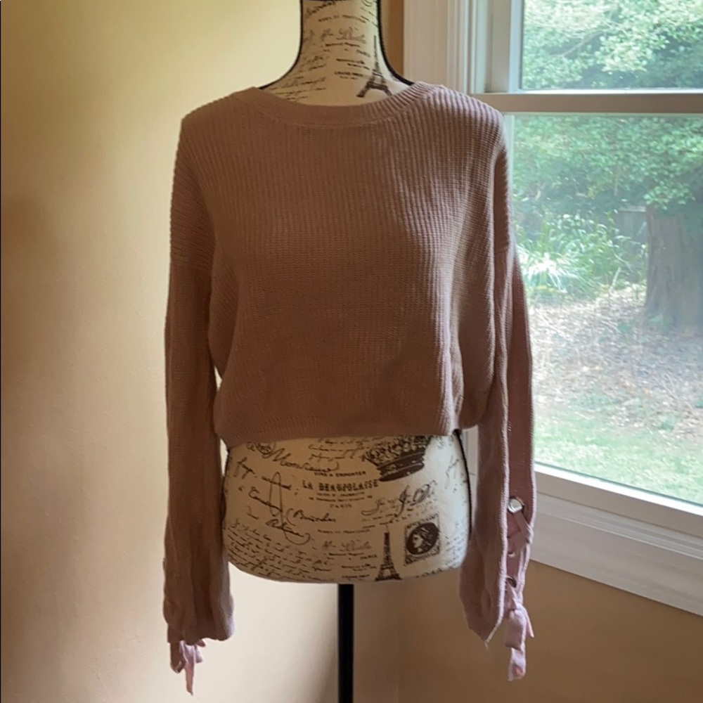 Dusty pink cropped sweater with lace-up sleeve